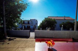 Un jarrón de fruta sobre una mesa en un banco. en Seaside holiday house Starigrad, Paklenica - 6633, en Starigrad-Paklenica 11 fotos más