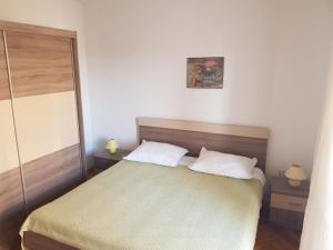 Postel nebo postele na pokoji v ubytování Apartments with a parking space Novalja, Pag - 6491