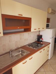 Kuchyň nebo kuchyňský kout v ubytování Apartments with a parking space Novalja, Pag - 6491