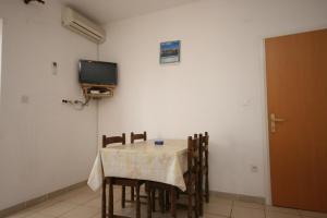 TV a/nebo společenská místnost v ubytování Apartments with a parking space Novalja, Pag - 6491