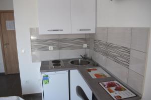 Kuchyň nebo kuchyňský kout v ubytování Apartments with a parking space Novalja, Pag - 6491