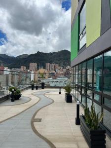 a walkway next to a building with a view of a city at Espectacular apartamento en Chapinero in Bogotá