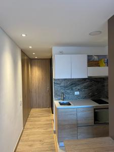 a kitchen with white cabinets and a counter top at Espectacular apartamento en Chapinero in Bogotá