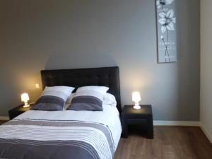 1 dormitorio con 1 cama con 2 lámparas en las mesas en Charmante maison en pierres à Coly - FR-1-616-19, en Maurival-Bas