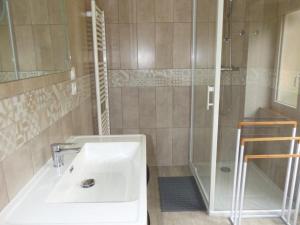 Un baño con lavabo blanco y ducha en Charmante maison en pierres à Coly - FR-1-616-19, en Maurival-Bas