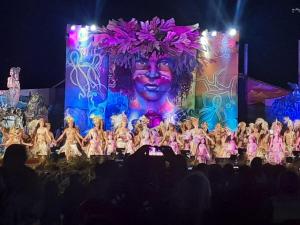 een groep artiesten op een podium bij een concert bij Hotel Uka Mana in Hanga Roa