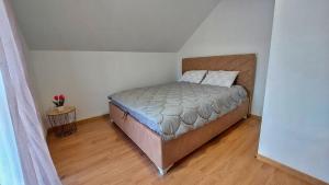 Ένα ή περισσότερα κρεβάτια σε δωμάτιο στο Gazdinstvo Popovic,Kucka Korita-Podgorica +63 φωτογραφίες