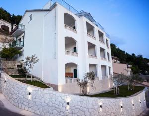 Fotografia z galérie ubytovania Apartments by the sea Brela, Makarska - 6674 v destinácii Brela