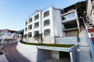 Fotografia z galérie ubytovania Apartments by the sea Brela, Makarska - 6674 v destinácii Brela