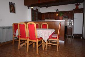 Fotografia z galérie ubytovania Apartments with a parking space Brela, Makarska - 6747 v destinácii Brela
