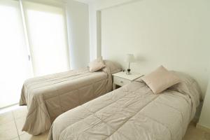 dos camas sentadas una al lado de la otra en un dormitorio en VioletasNeuquen en Neuquén