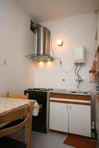 Кухня або міні-кухня у Apartments with a parking space Biograd na Moru, Biograd - 6446