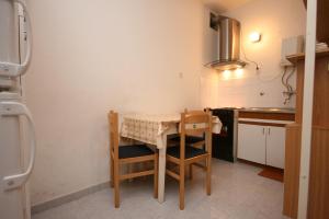 Apartments with parking space Biograd na Moru, Biograd - 6446にあるキッチンまたは簡易キッチン +10枚の写真