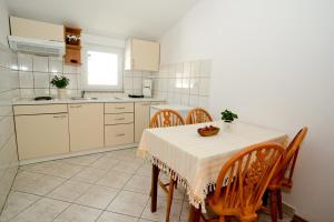 Kuchyňa alebo kuchynka v ubytovaní Apartments with a parking space Sukosan, Zadar - 6131 + 30 fotografií