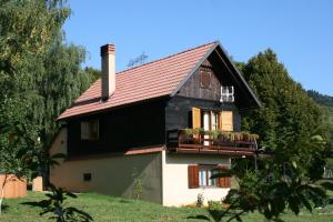 una casa en blanco y negro con techo rojo en Family friendly house with a swimming pool Breze, Novi Vinodolski - 6920 en Ledenice