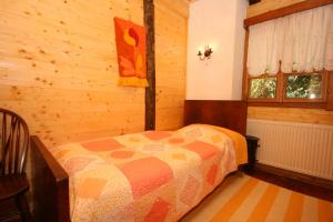 1 dormitorio con 1 cama en una habitación de madera en Family friendly house with a swimming pool Breze, Novi Vinodolski - 6920 en Ledenice