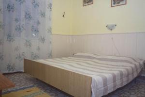A bed or beds in a room at Apartments by the sea Okrug Gornji, Ciovo - 8330
