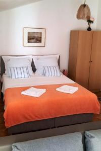 a bedroom with a large bed with two towels on it at Studio Kali 8202a in Kali