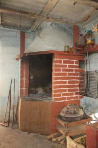 een bakstenen oven in een kamer met een bakstenen muur bij Apartments by the sea Ugljan - 8423 in Ugljan