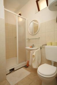 een badkamer met douche, toilet en wastafel bij Apartments by the sea Zaklopatica, Lastovo - 8340 in Lastovo