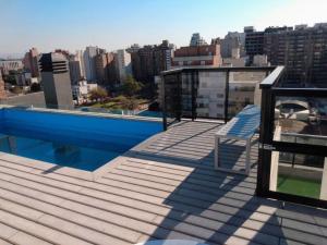 einen Balkon mit einem blauen Pool auf einem Gebäude in der Unterkunft Brasil flats-Nueva Cordoba in Cordoba
