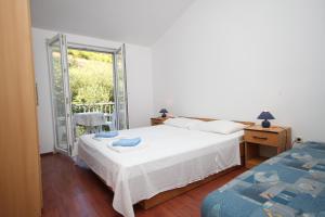Schlafzimmer mit einem Bett, einem Schreibtisch und einem Fenster in der Unterkunft Apartment Pasadur 8337g in Ubli