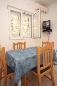 ein Esszimmer mit einem blauen Tisch und Stühlen in der Unterkunft Apartments by the sea Pasadur, Lastovo - 8337 in Ubli