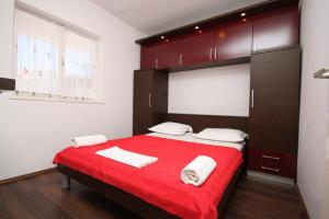 Postel nebo postele na pokoji v ubytování Apartments by the sea Bilo, Primosten - 8364