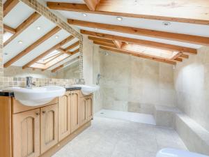 une salle de bain avec deux lavabos et une baignoire dans l'établissement Pen Y Bryn Cottage, à Llandudno Junction 28 autres photos