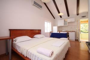 um quarto com uma cama grande com duas toalhas em Apartments by the sea Bilo, Primosten - 8364 em Primošten