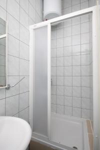 uma casa de banho com um chuveiro, um WC e um lavatório. em Apartments by the sea Bilo, Primosten - 8364 em Primošten