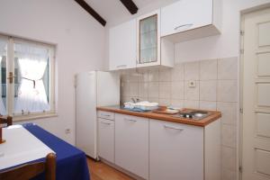 Kuchyň nebo kuchyňský kout v ubytování Apartments by the sea Bilo, Primosten - 8364