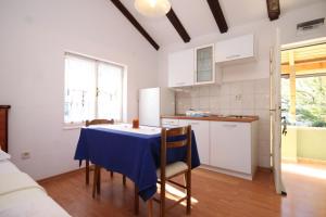 Kuchyň nebo kuchyňský kout v ubytování Apartments by the sea Bilo, Primosten - 8364