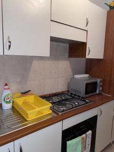 una cucina con forno a microonde e piano cottura forno superiore di Apartments by the sea Ubli, Lastovo - 8344 a Ubli