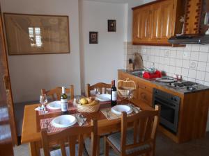 Kuchnia lub aneks kuchenny w obiekcie Apartments by the sea Zaklopatica, Lastovo - 8346