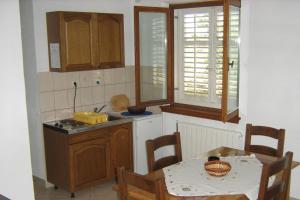 Kuchnia lub aneks kuchenny w obiekcie Apartments by the sea Zaklopatica, Lastovo - 8346