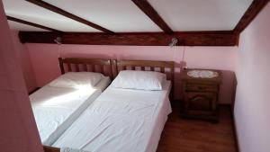 Postel nebo postele na pokoji v ubytování Apartments by the sea Tkon, Pasman - 8218