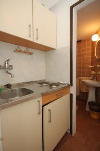 Kjøkken eller kjøkkenkrok på Apartments by the sea Zaklopatica, Lastovo - 8357