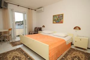 Giường trong phòng chung tại Apartments by the sea Zaklopatica, Lastovo - 8357