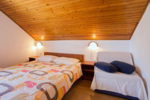 Un pat sau paturi într-o cameră la Apartment Ugljan 8241d