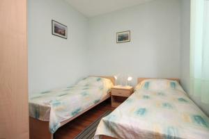 ein Schlafzimmer mit 2 Betten und einem Tisch mit einer Lampe in der Unterkunft Apartments by the sea Skrivena Luka, Lastovo - 8352 in Lastovo