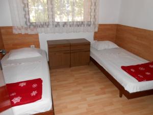 Ένα ή περισσότερα κρεβάτια σε δωμάτιο στο Apartments with parking space Poljana, Ugljan - 8473