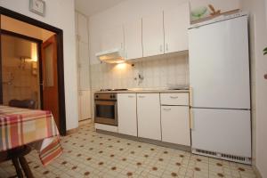 Η κουζίνα ή μικρή κουζίνα στο Apartments with parking space Poljana, Ugljan - 8473