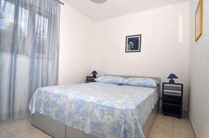 a bedroom with a bed and a window at Apartments by the sea Pasadur, Lastovo - 8351 in Ubli