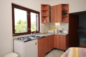 Kuchyňa alebo kuchynka v ubytovaní Apartments by the sea Zdrelac, Pasman - 8406