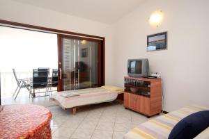 Televízia a/alebo spoločenská miestnosť v ubytovaní Apartments by the sea Zdrelac, Pasman - 8406