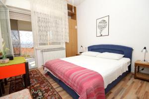 een slaapkamer met een blauw bed en een gestreepte deken bij Rooms with a swimming pool Preko, Ugljan - 8180 in Preko