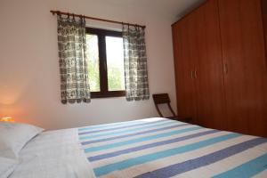 Postel nebo postele na pokoji v ubytování Apartment Zaglav 8170b