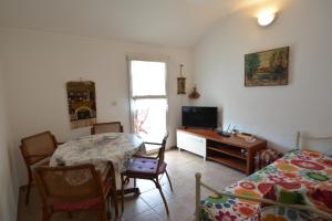 Televízia a/alebo spoločenská miestnosť v ubytovaní Apartment Zaglav 8170b