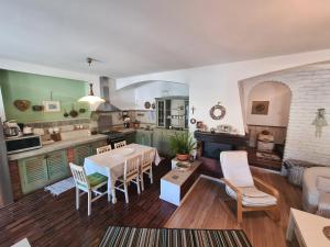 een keuken en een woonkamer met een tafel en stoelen bij Apartments and rooms by the sea Zaglav, Dugi otok - 8170 in Sali